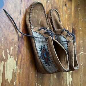 Minnetonka lace up moccasins